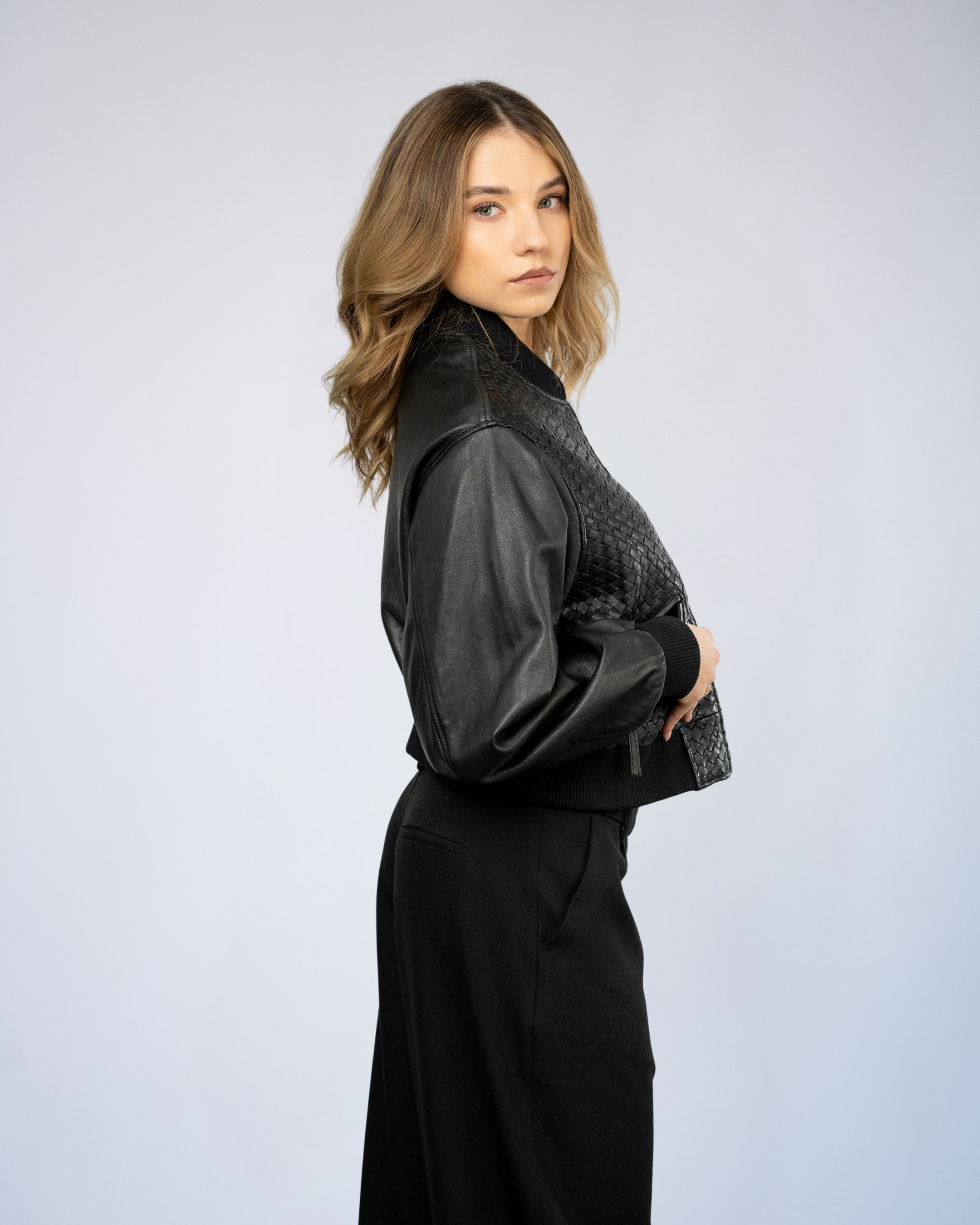 Color 100 - 2 - Aurelia_black_side.jpg