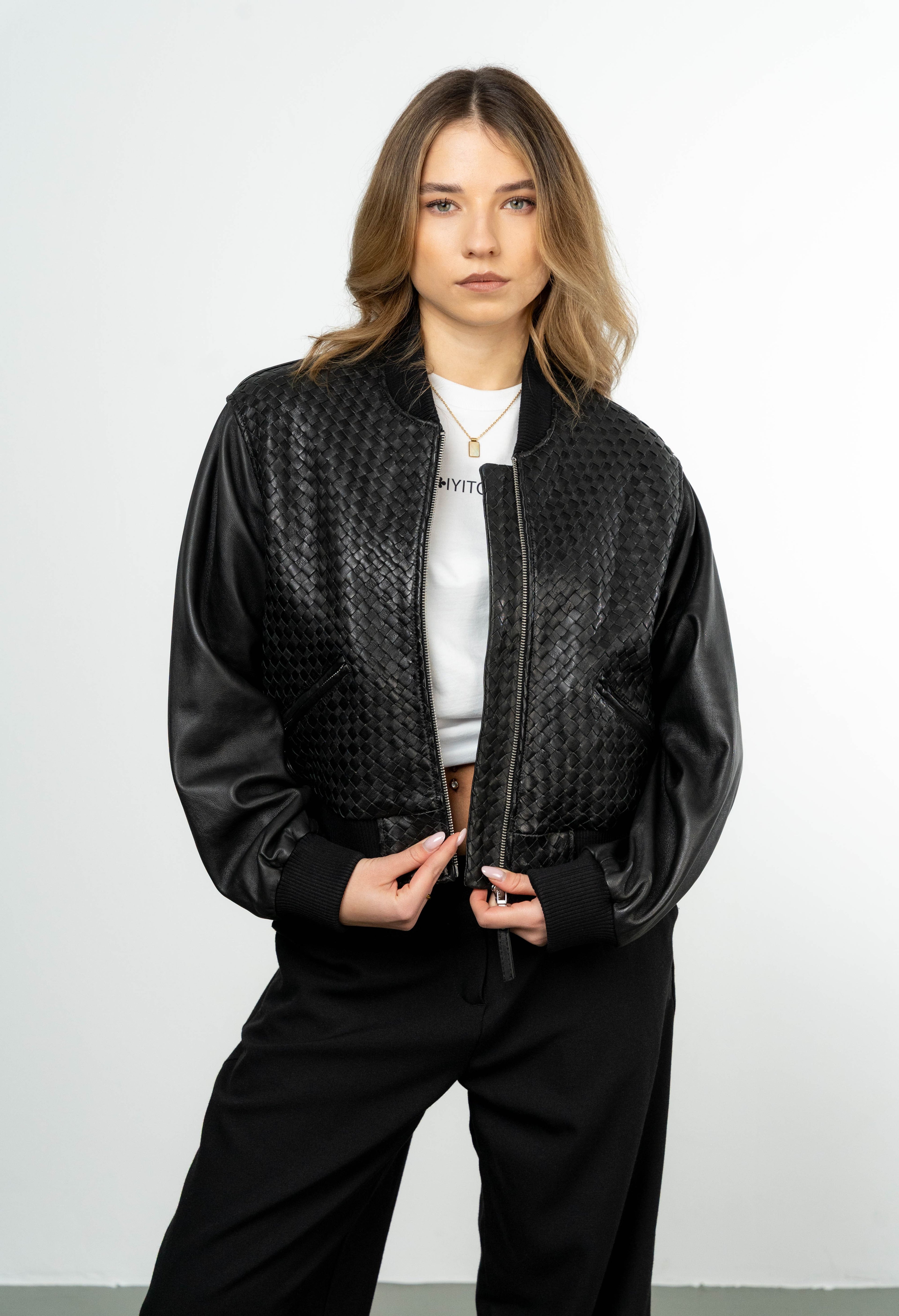 Color 100 - 1 - Aurelia_black_front.jpg