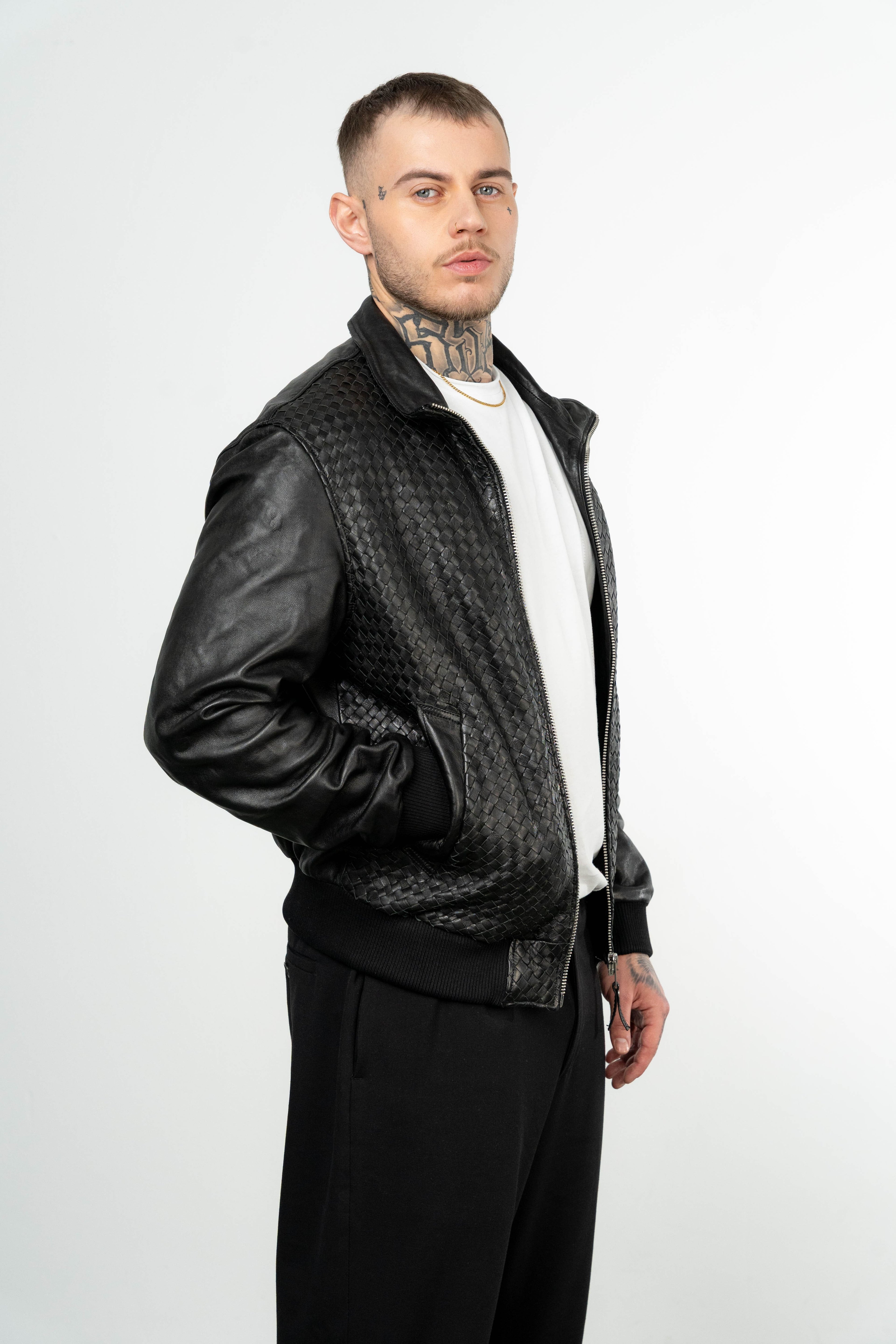 Color 100 - 2 - Aurelio_black_side.jpg