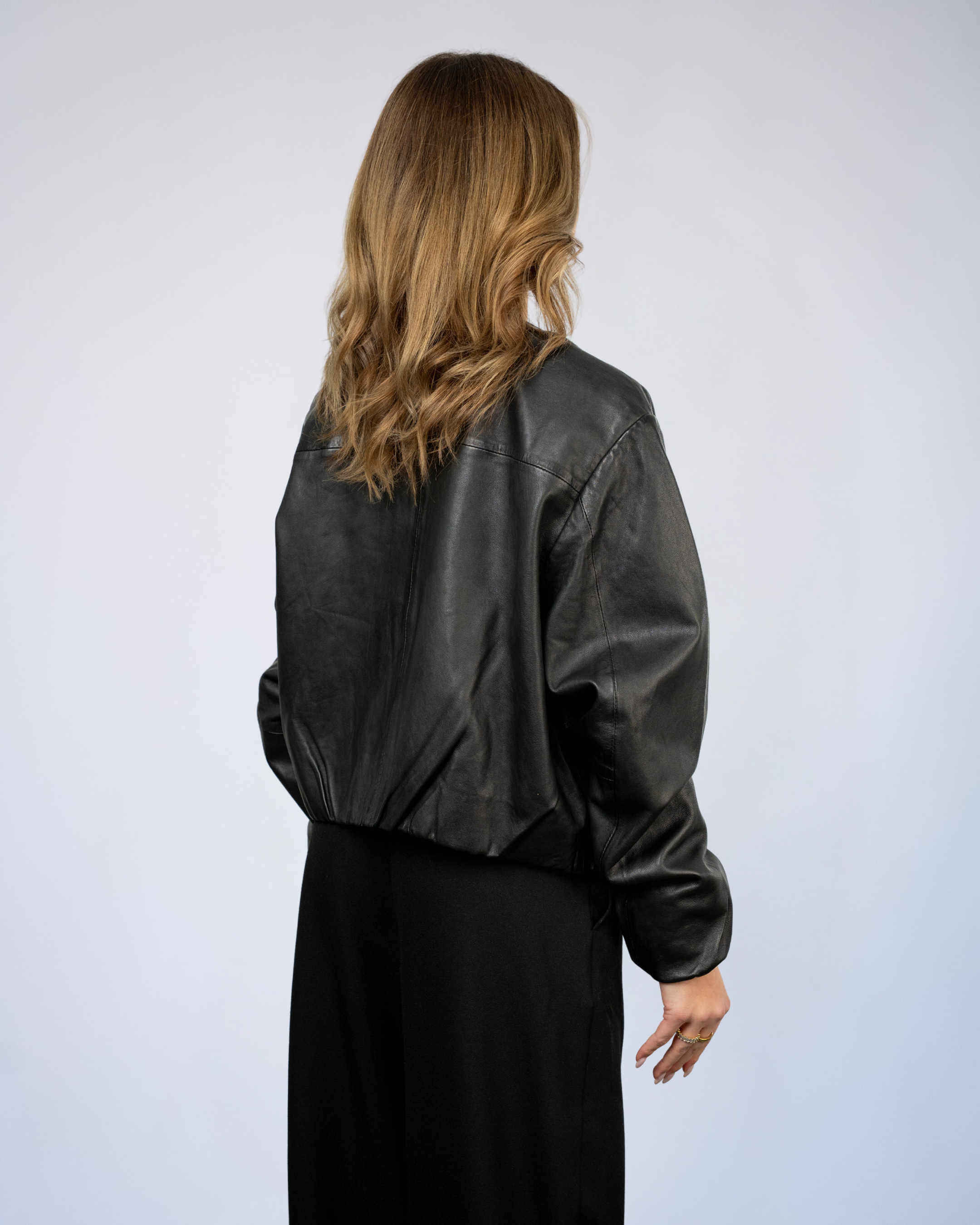 Color 100 - 3 - Eliana_black_back.jpg