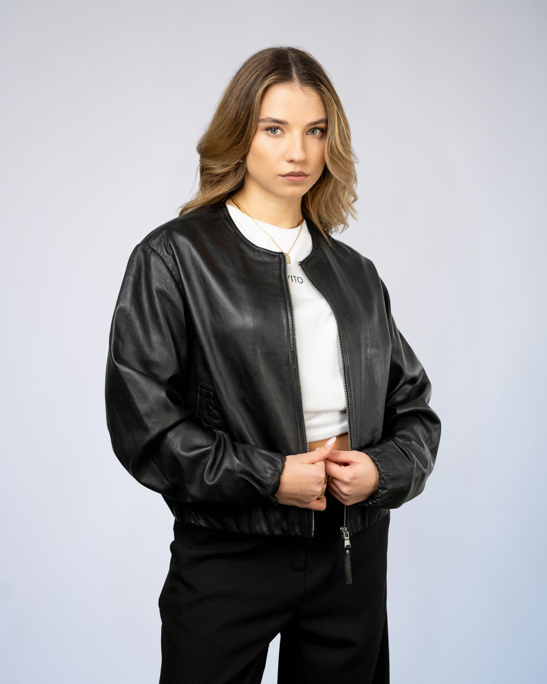 Color 100 - 2 - Eliana_black_side.jpg