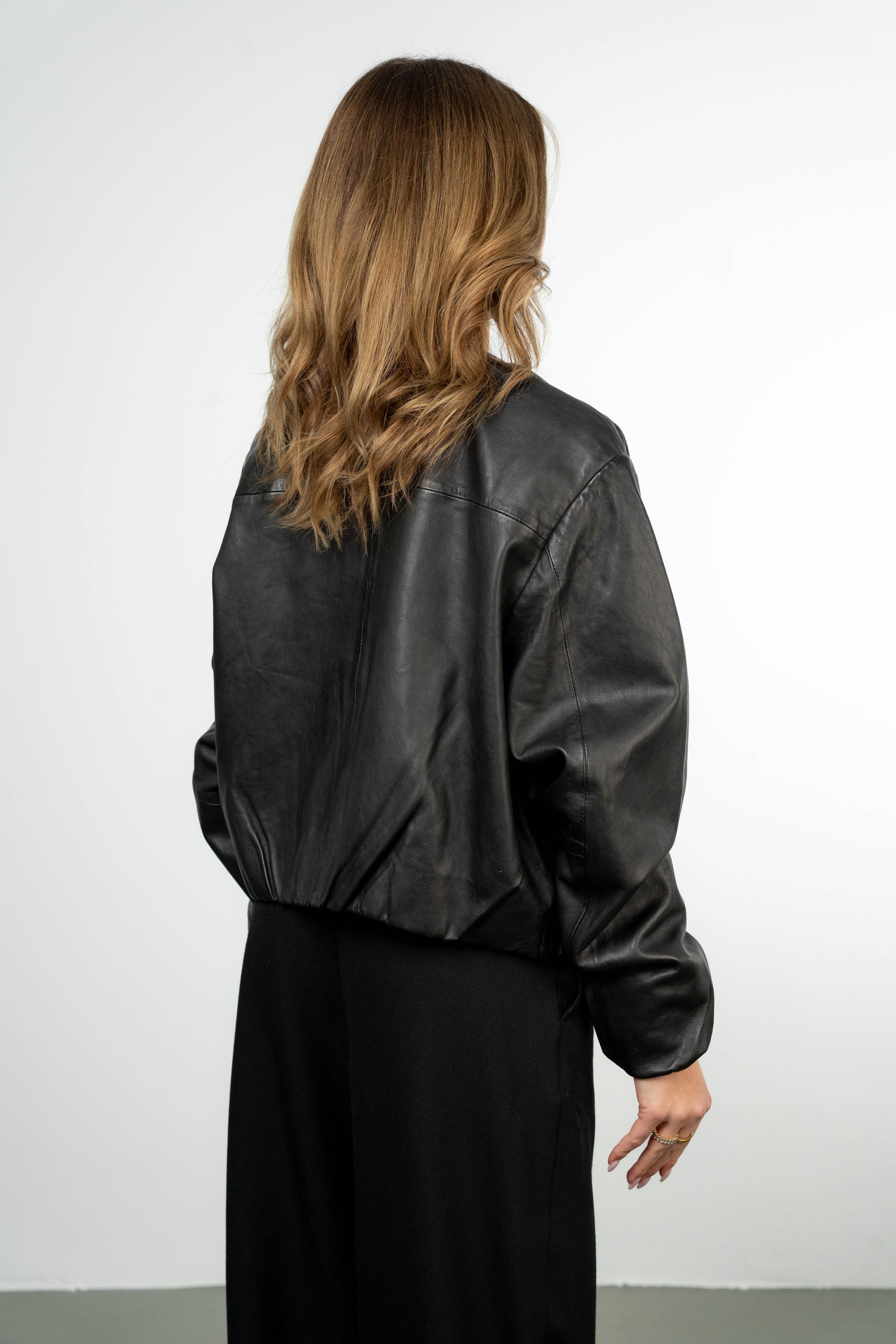 Color 100 - 3 - Eliana_black_back.jpg