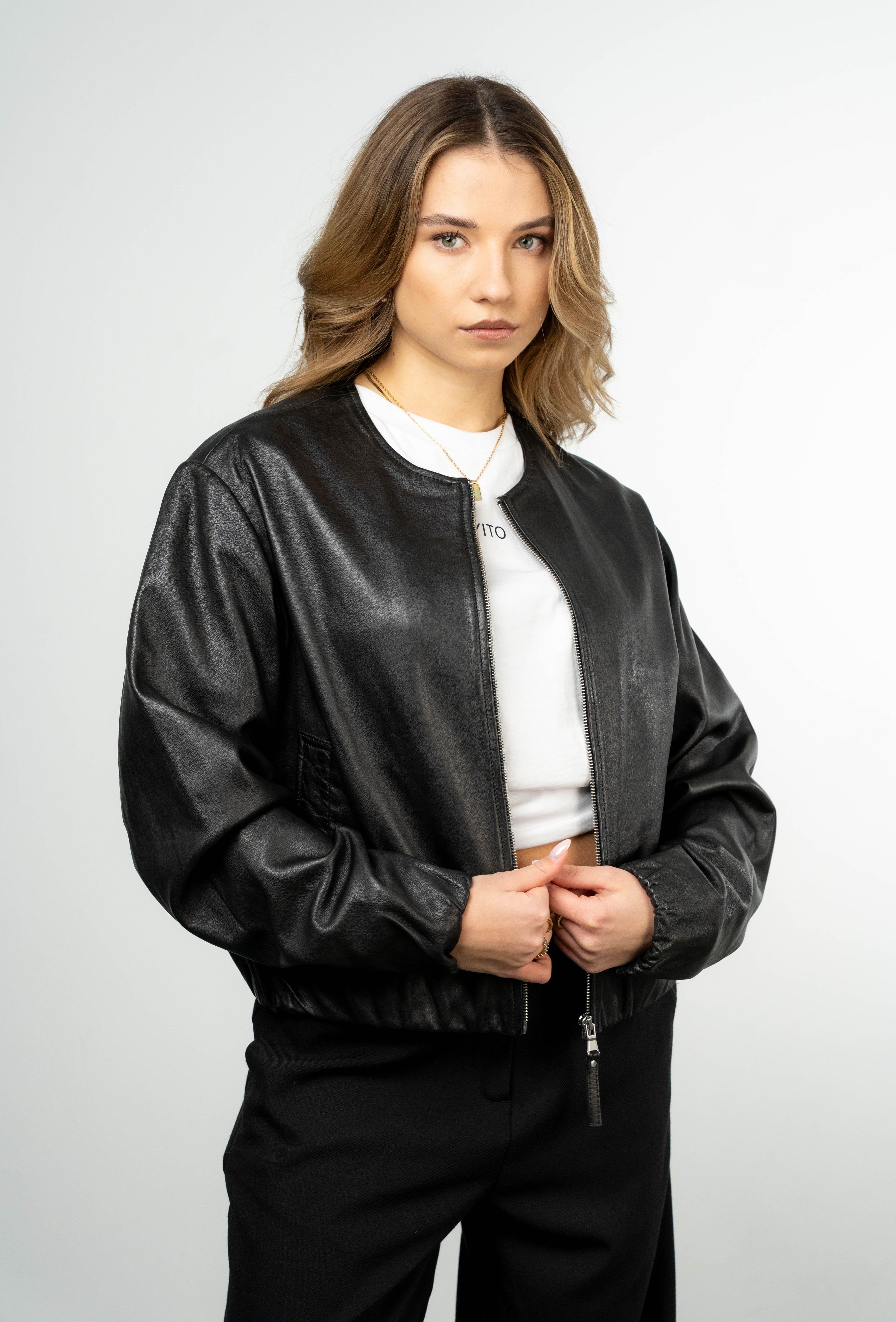 Color 100 - 2 - Eliana_black_side.jpg