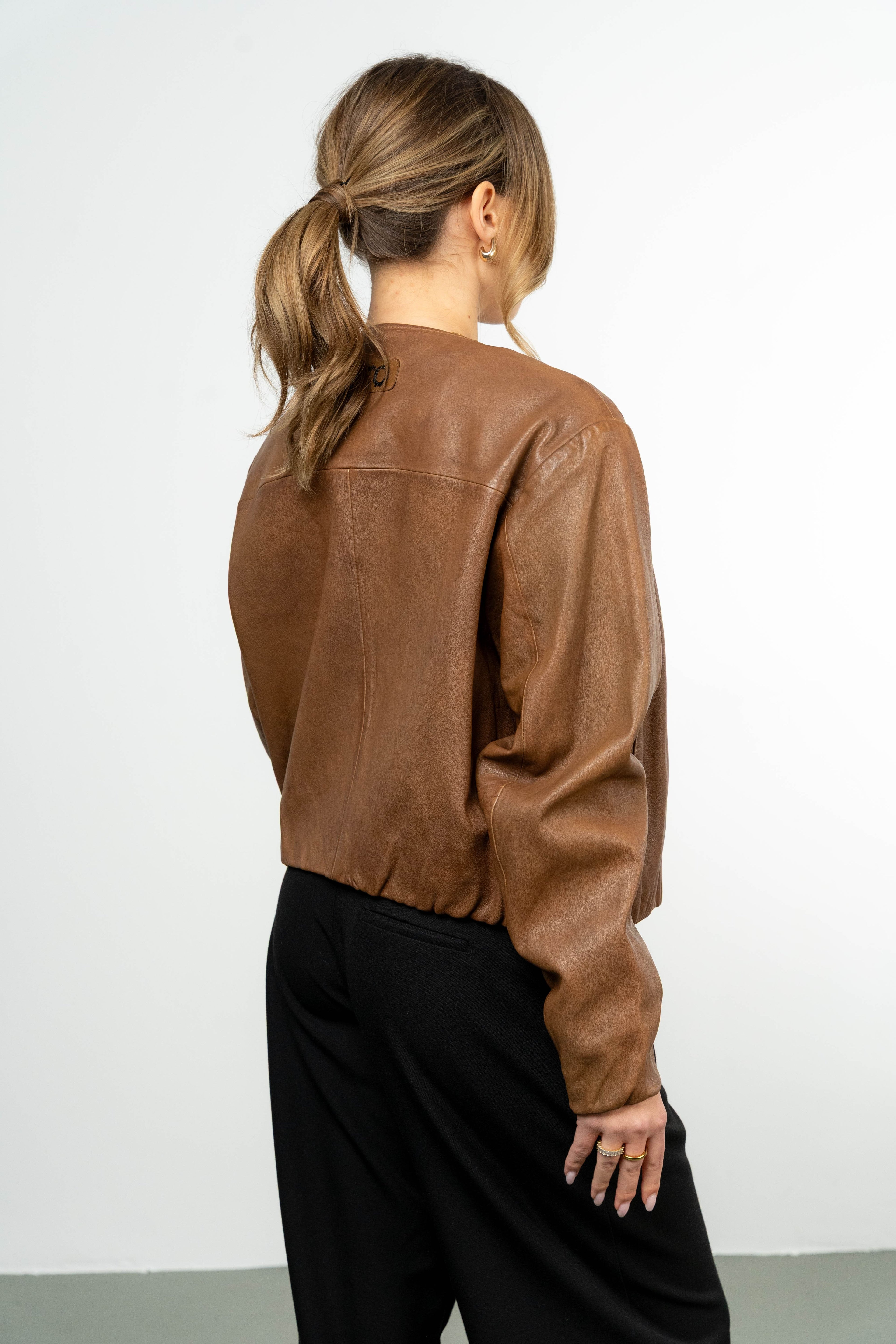 Color 101 - 6 - Eliana_brown_back.jpg