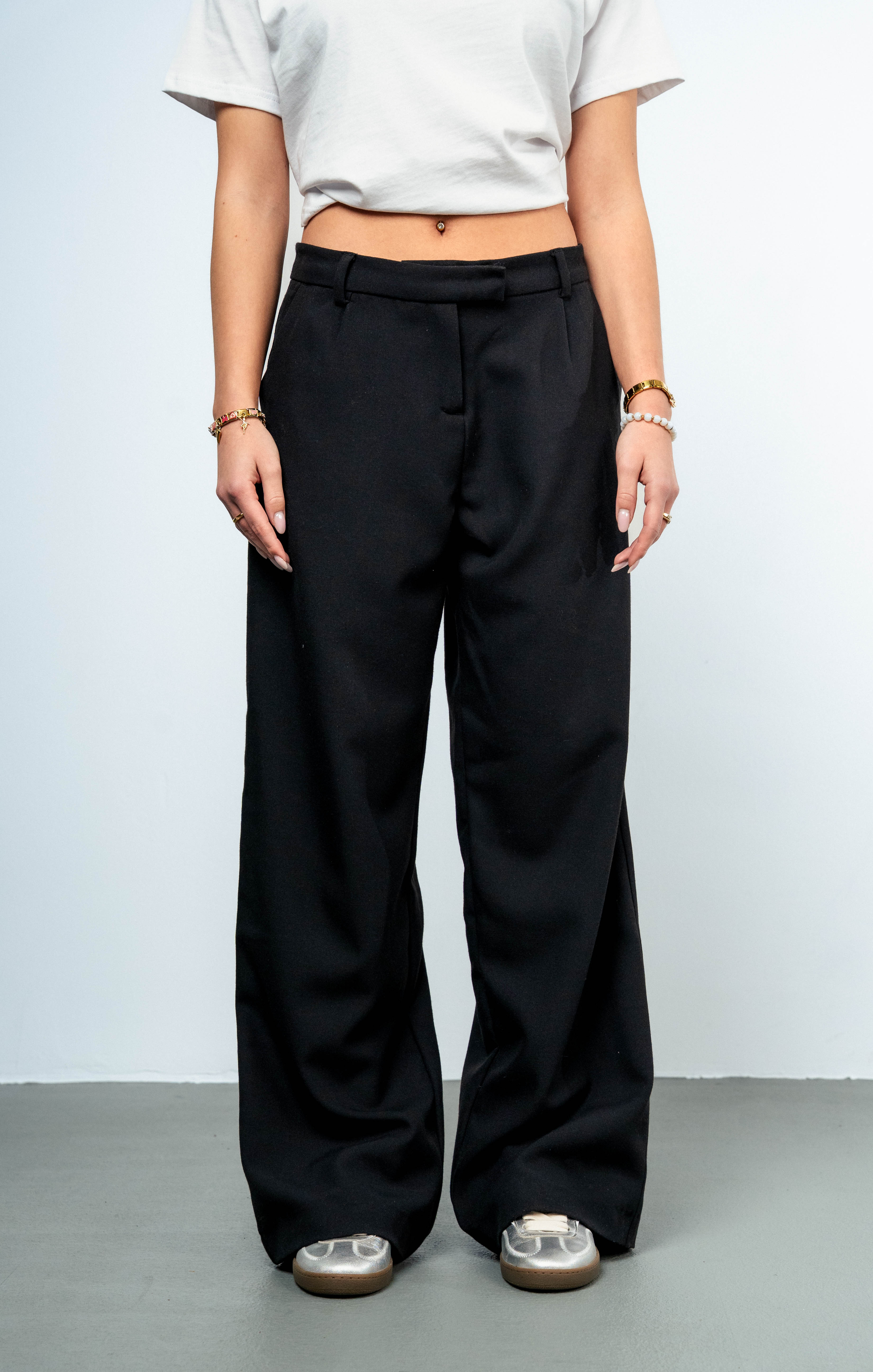 Color 100 - 3 - Elina_black_front.jpg
