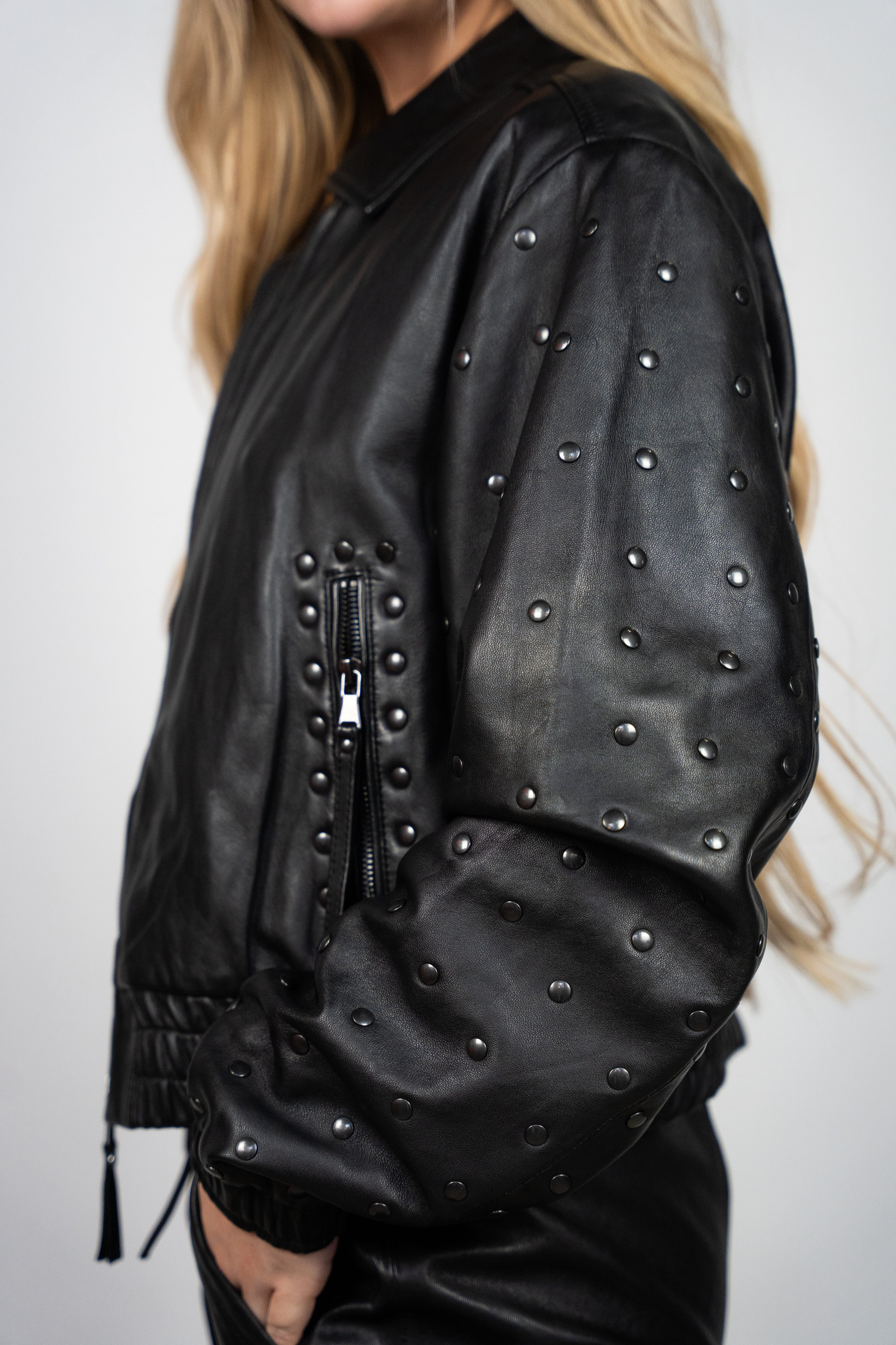 Color 100 - 4 - Florence_Black_Detail.jpg