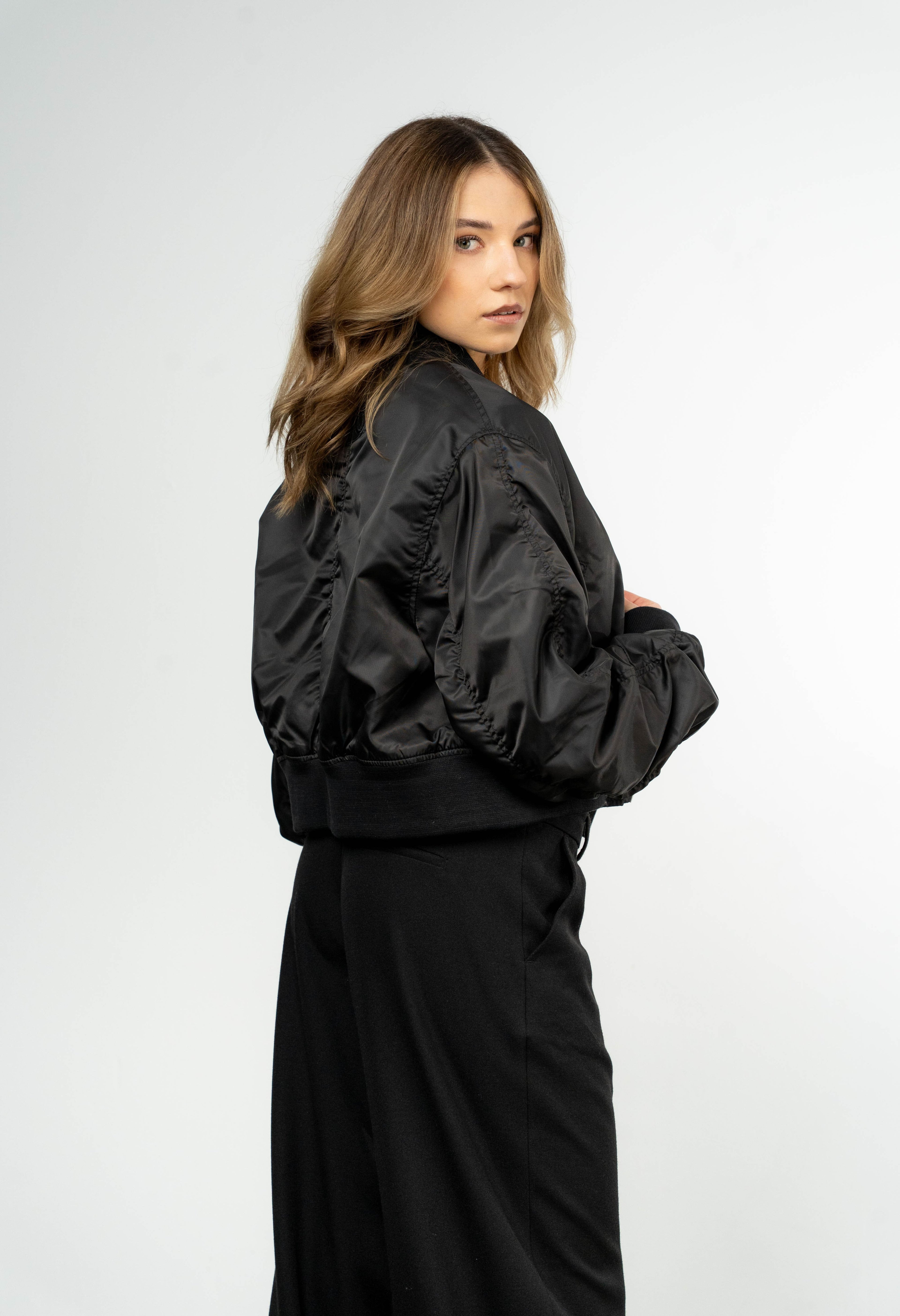 Color 100 - 2 - Julia_black_back.jpg