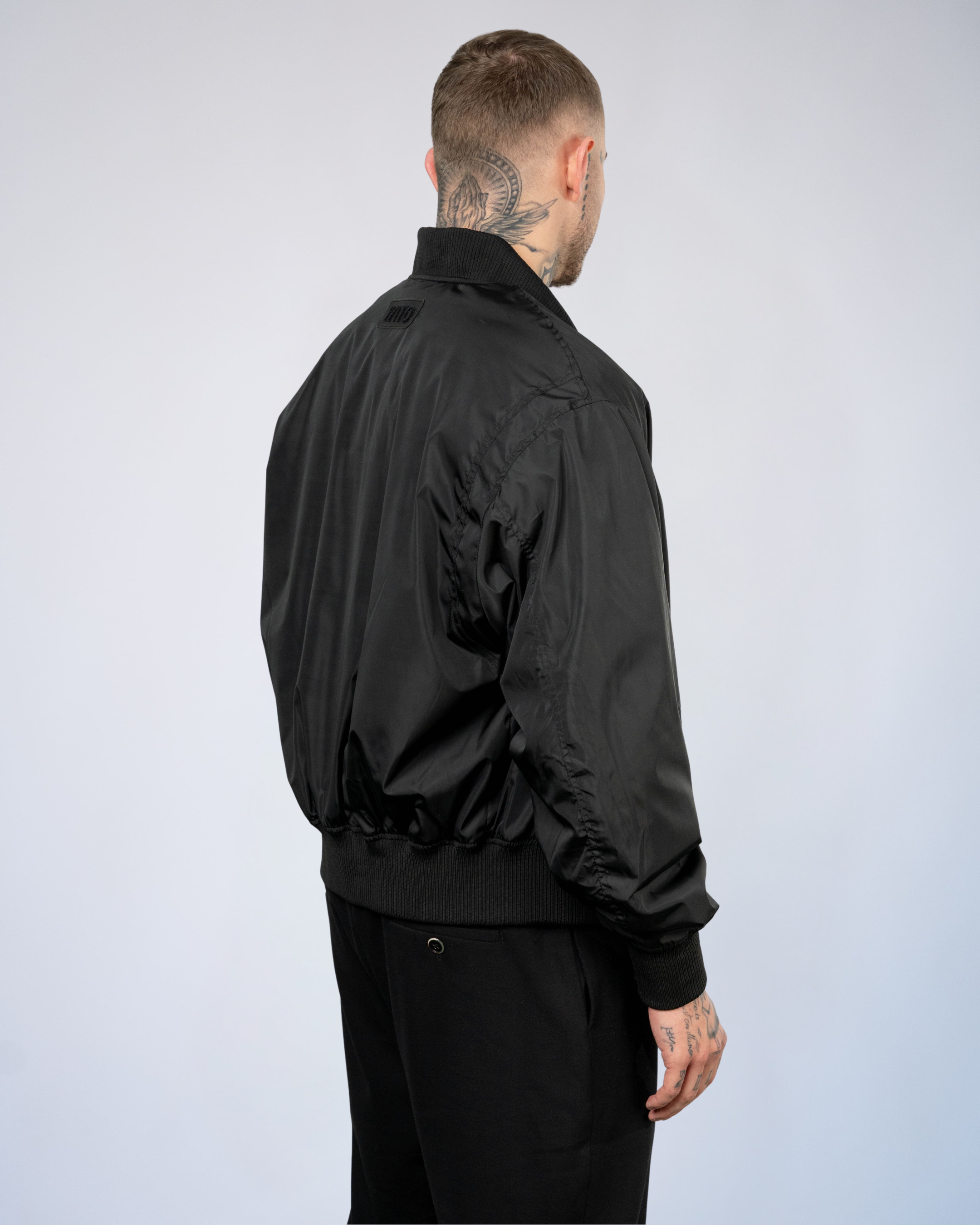 Color 100 - 3 - Julian_black_back.jpg