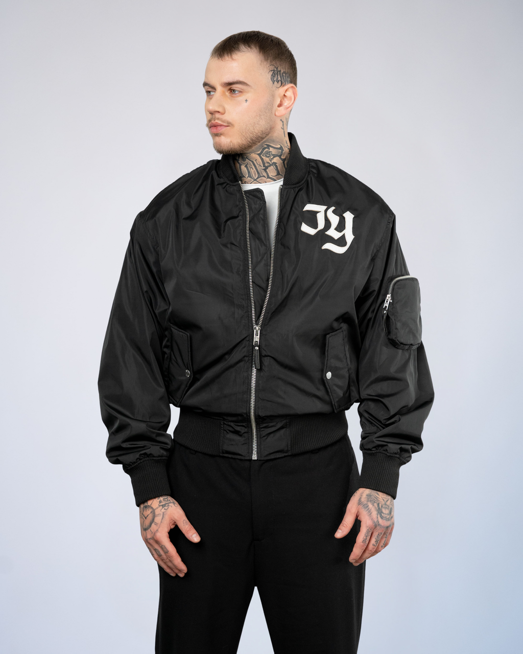 Color 100 - 1 - Julian_black_front.jpg