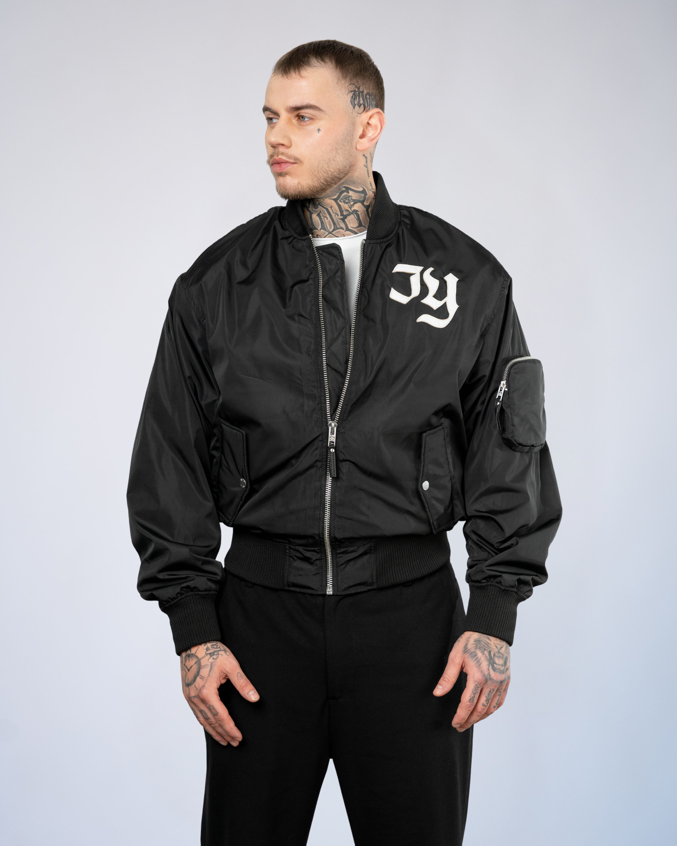 Color 100 - 1 - Julian_black_front.jpg