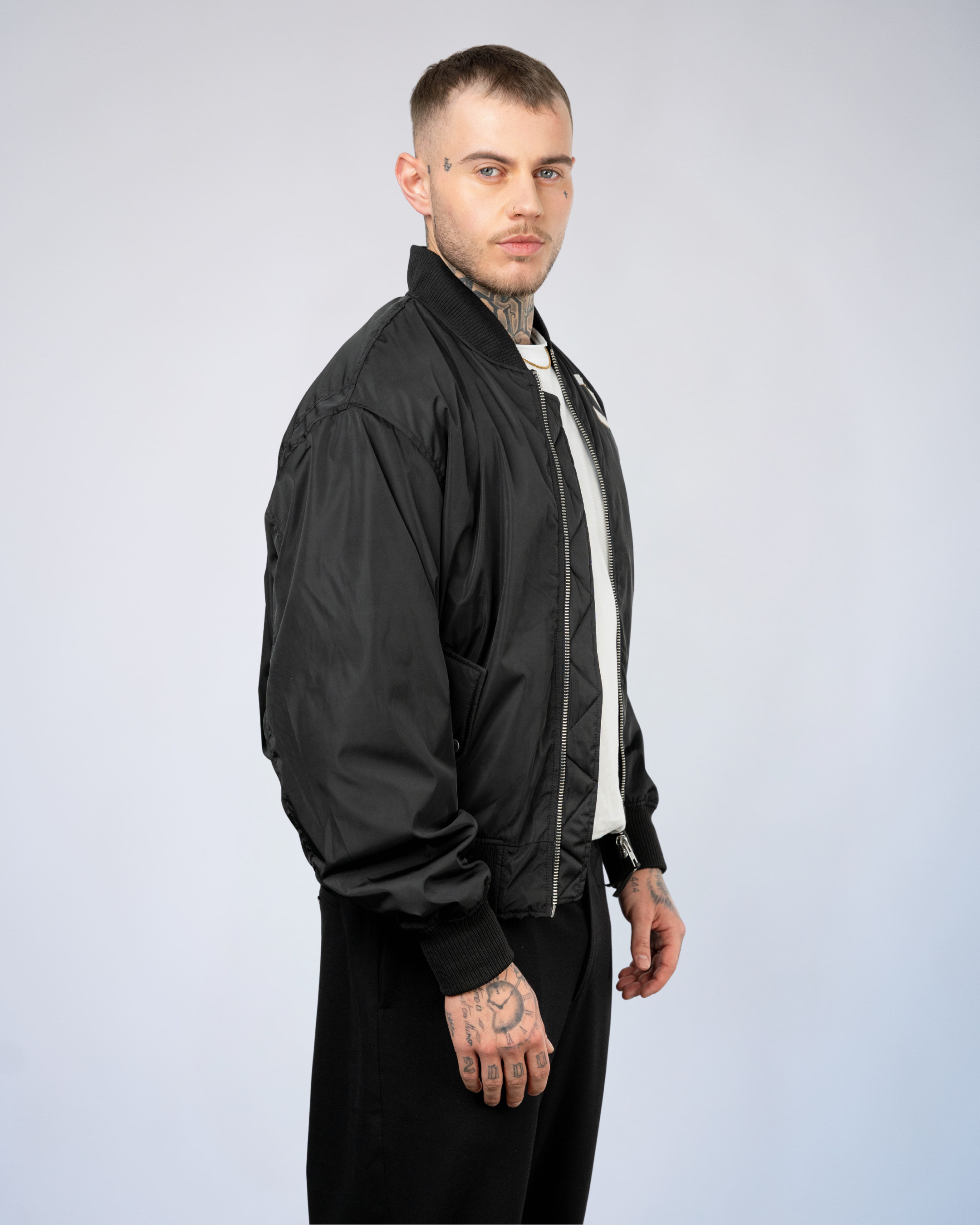 Color 100 - 2 - Julian_black_side.jpg