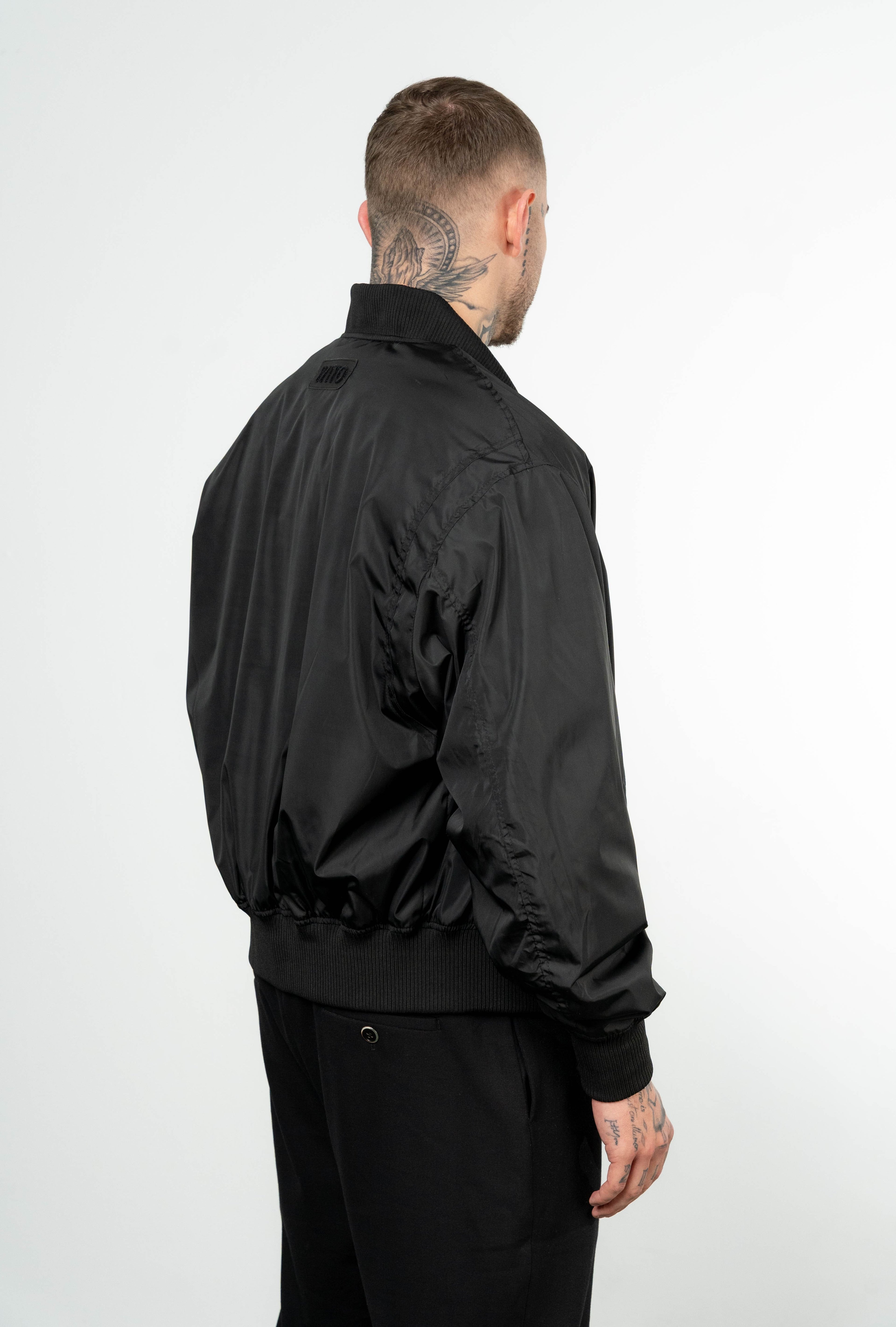 Color 100 - 3 - Julian_black_back.jpg