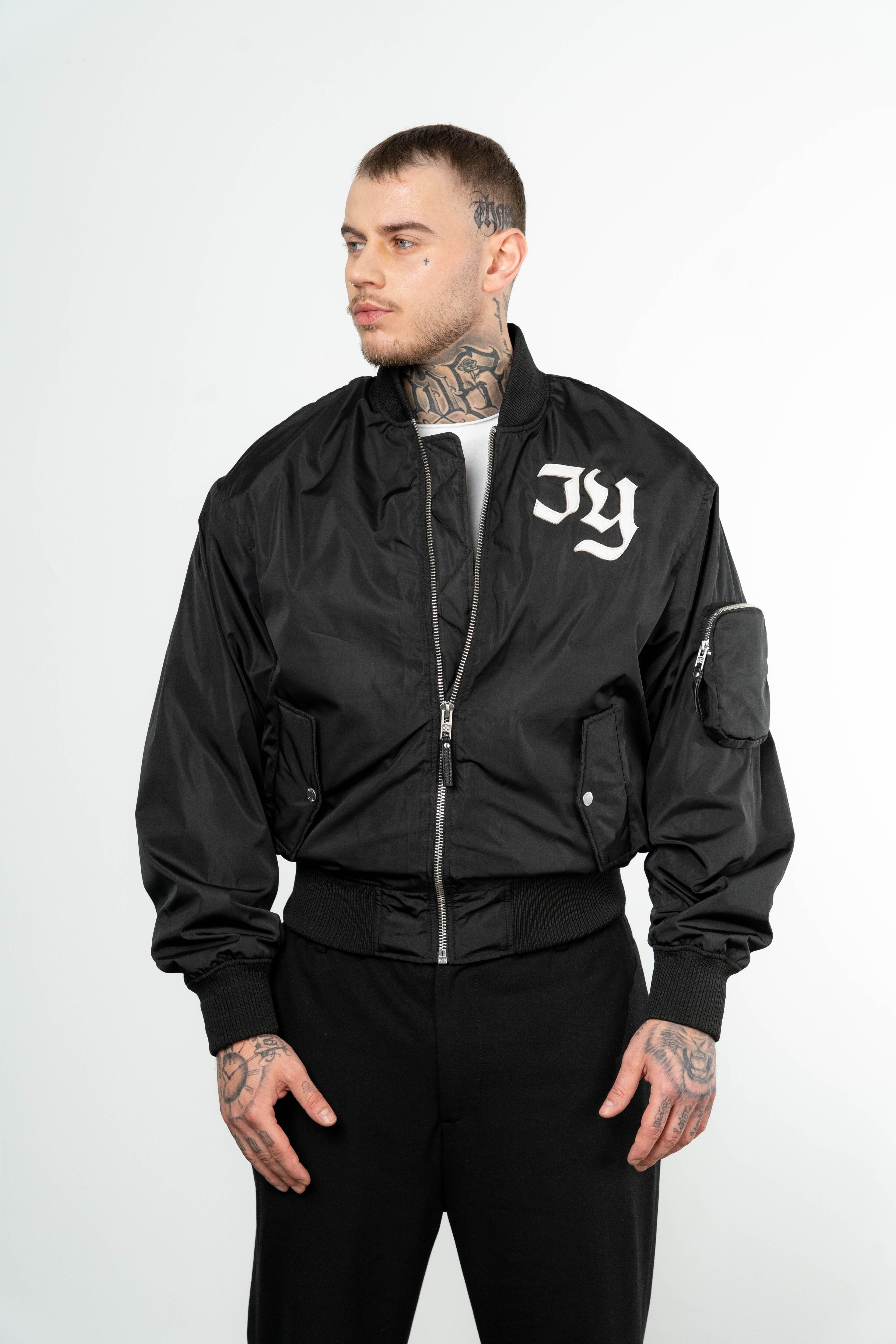 Color 100 - 1 - Julian_black_front.jpg