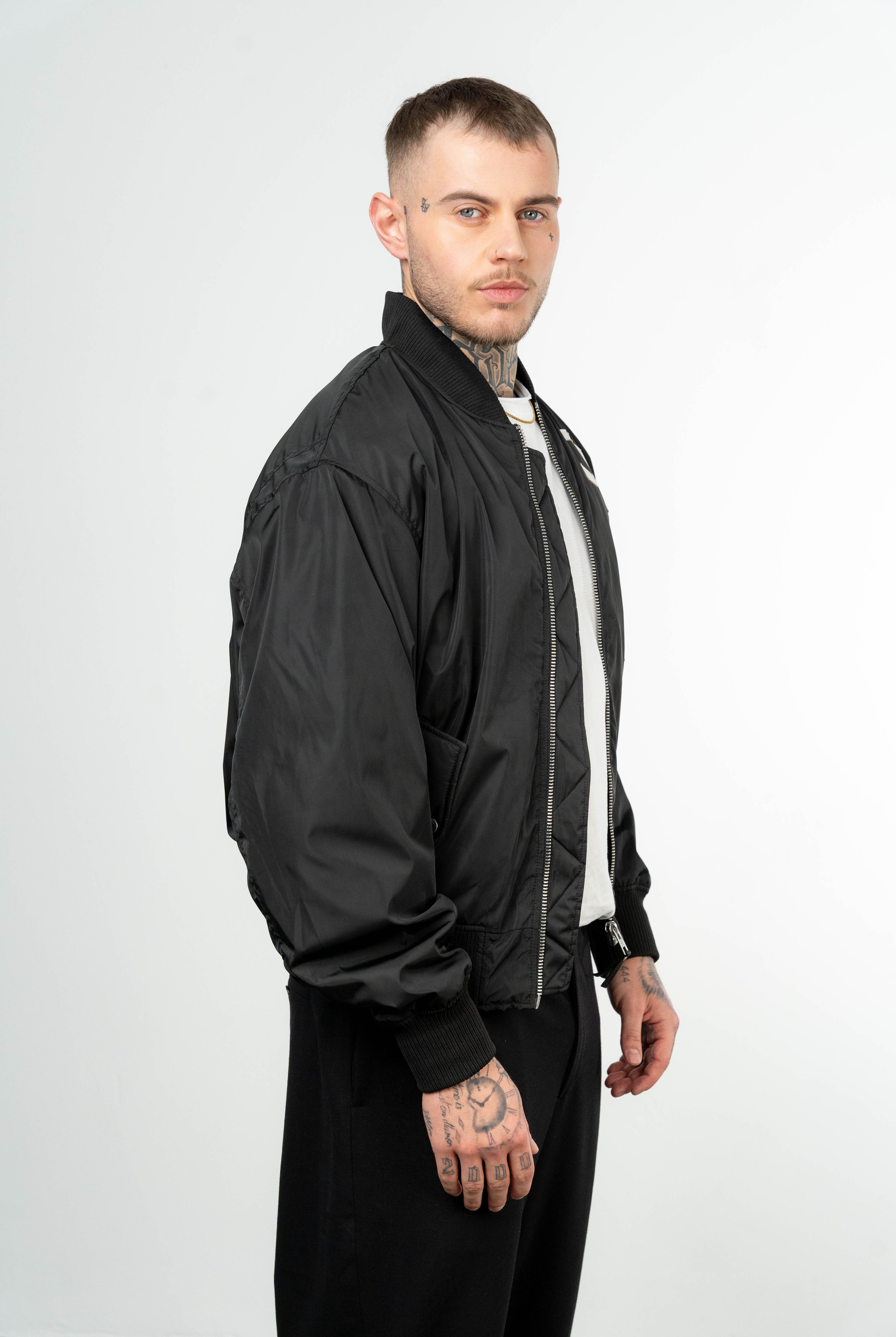 Color 100 - 2 - Julian_black_side.jpg