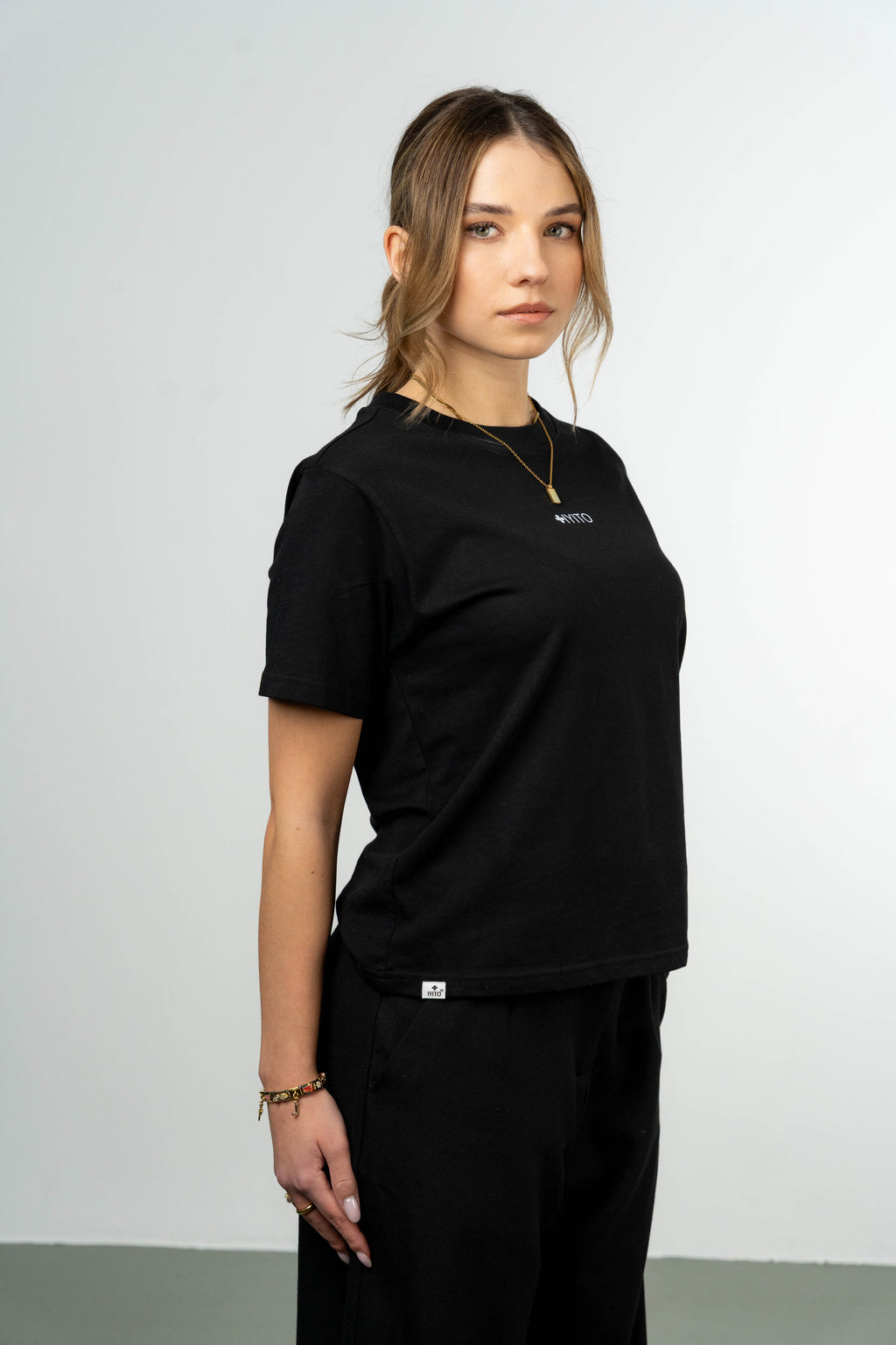 Color 100 - 2 - Leni_black_side.jpg