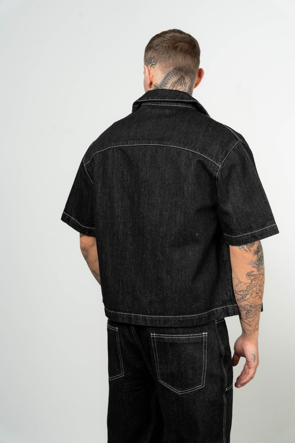 Color 100 - 3 - Lovro_black_back.jpg