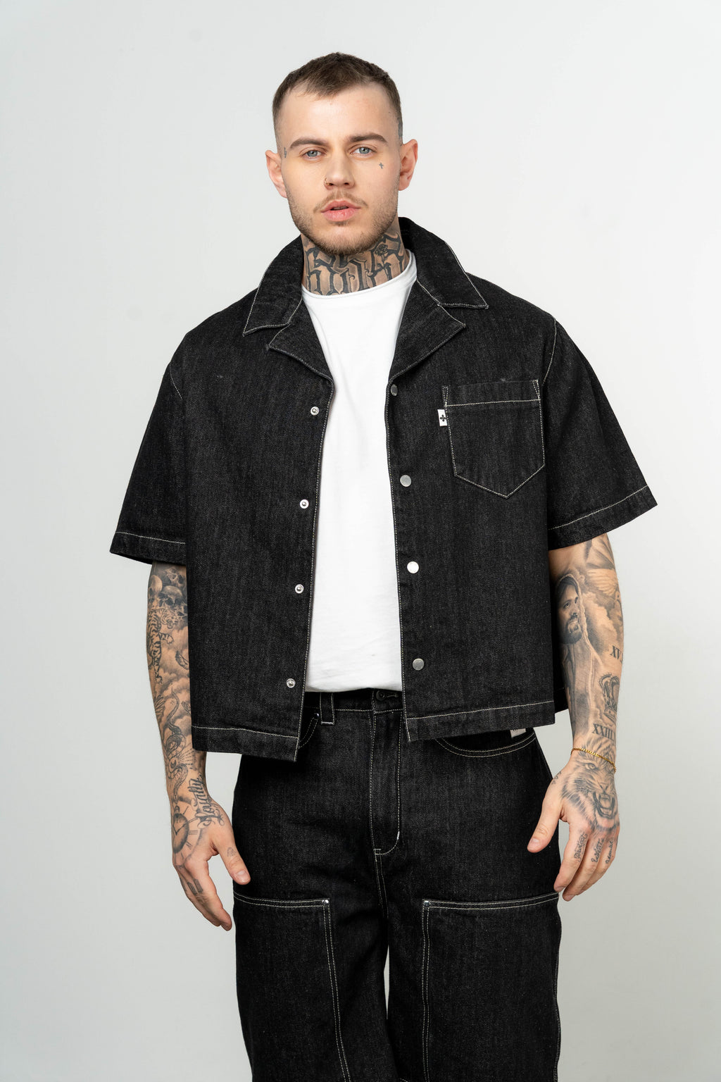 Color 100 - 1 - Lovro_black_front.jpg