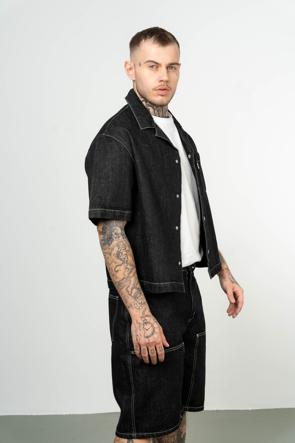 Color 100 - 2 - Lovro_black_side.jpg