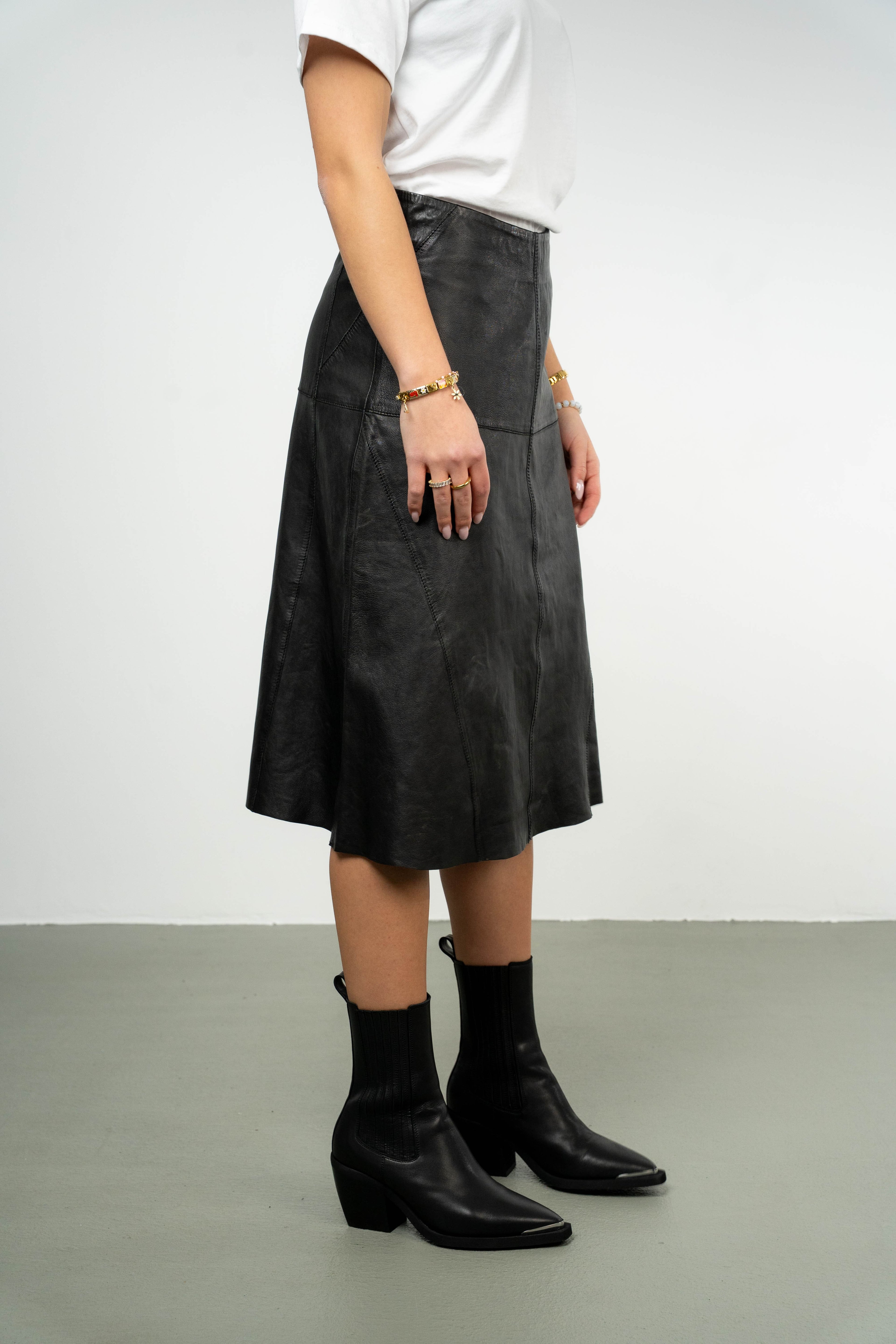 Color 100 - 2 - Marly_black_side.jpg