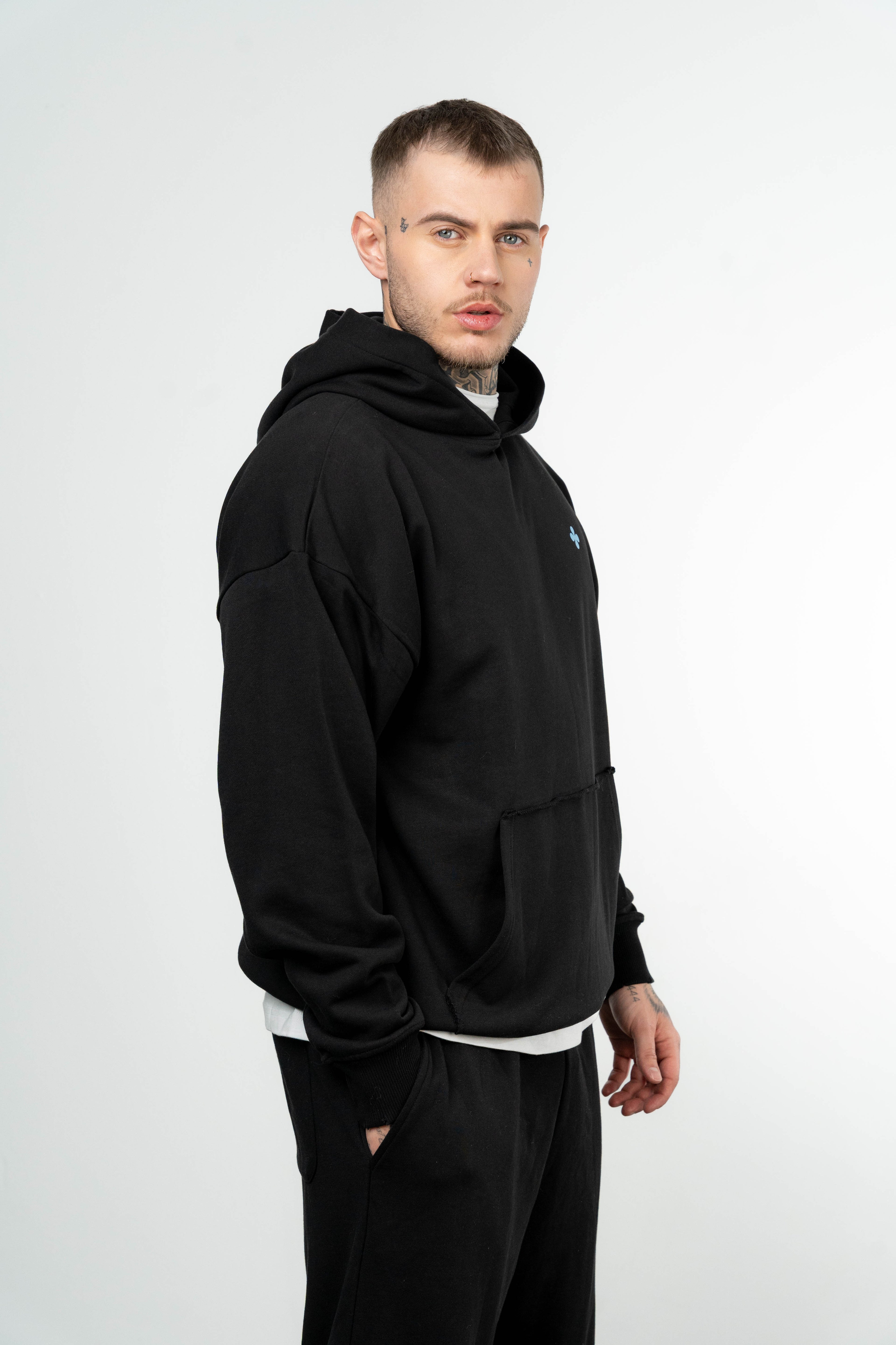 Color 100 - 2 - Mikel_black_side.jpg