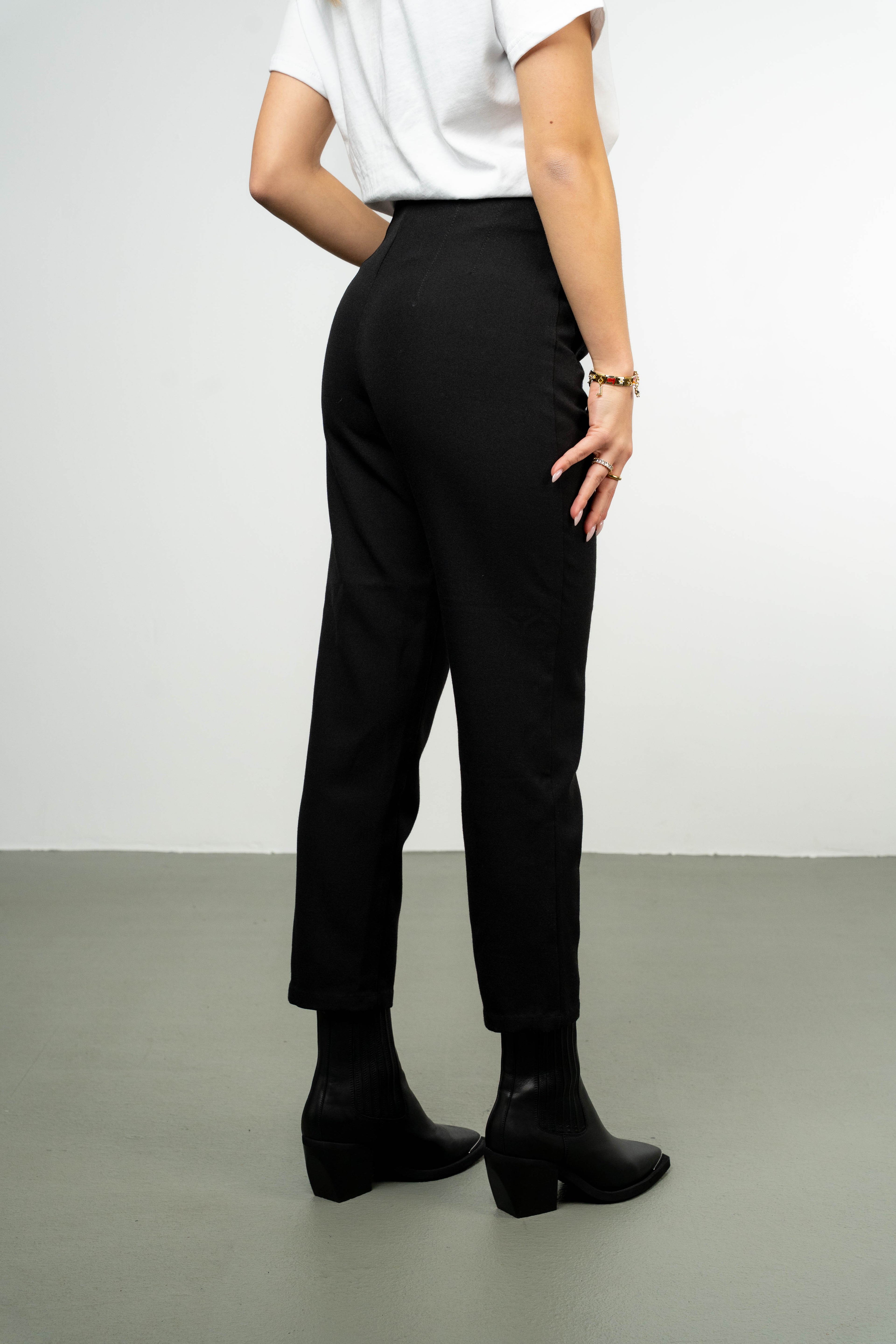 Color 100 - 2 - Milena_black_back.jpg