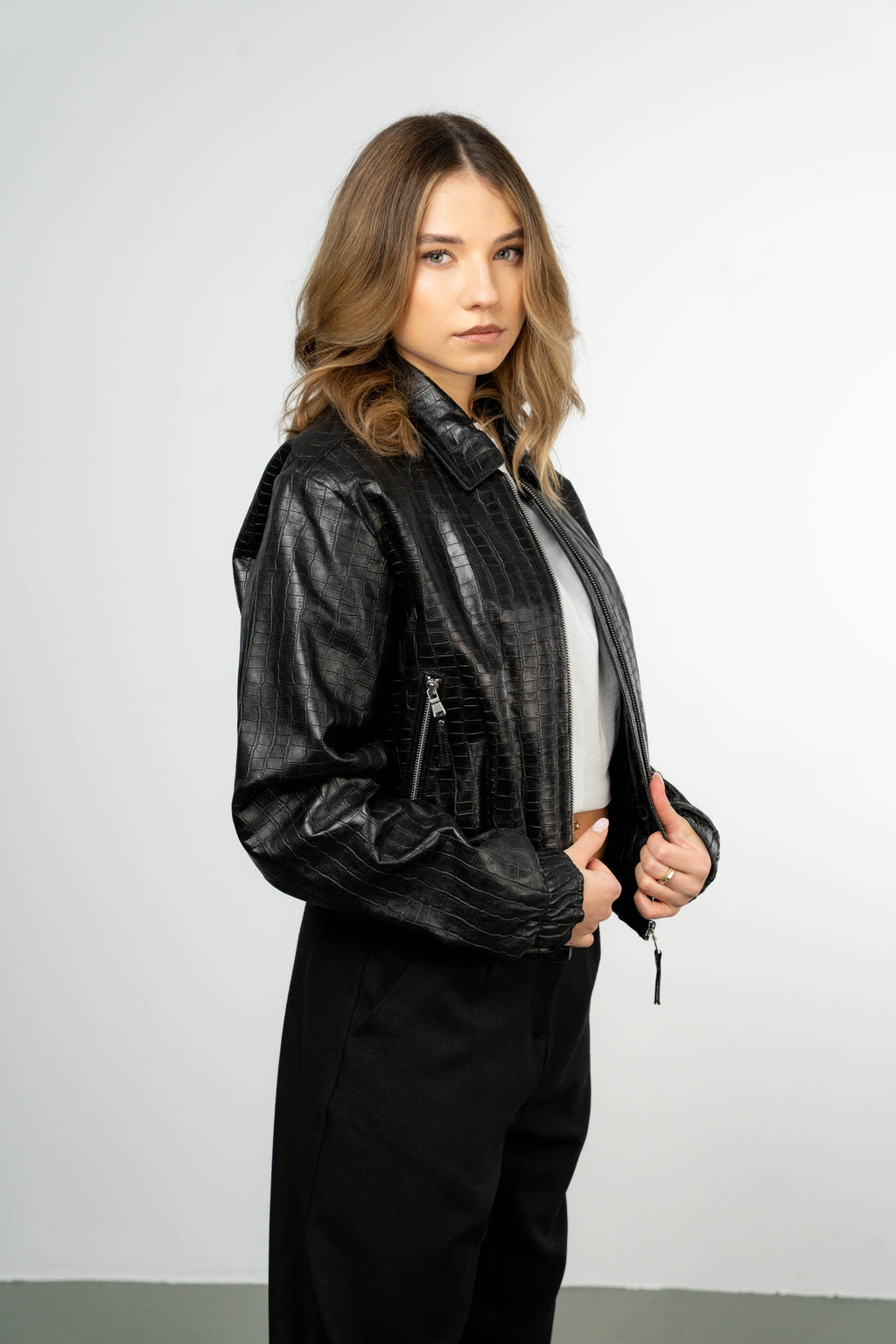 Color 100 - 1 - Nane_black_side.jpg