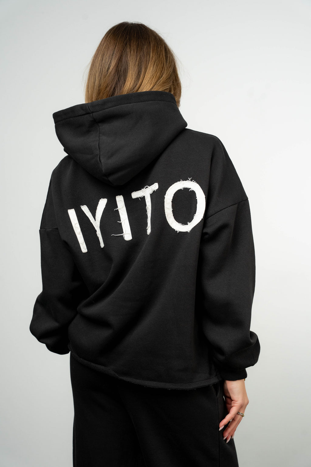 Color 100 - 2 - Nuria_black_back.jpg