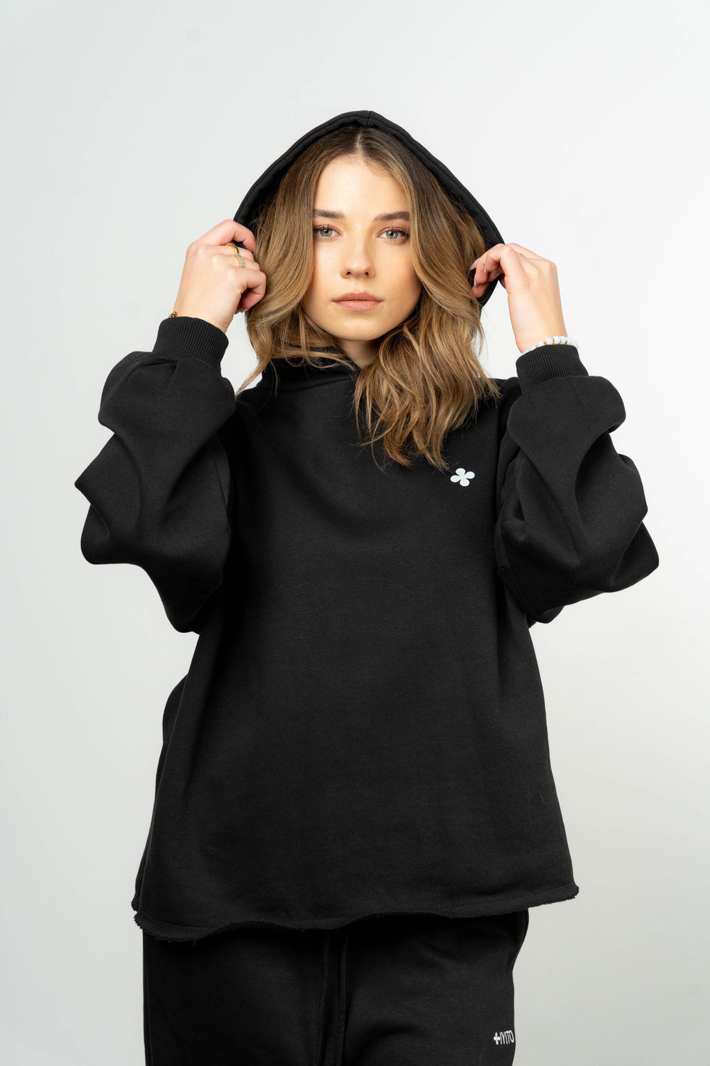 Color 100 - 1 - Nuria_black_front.jpg