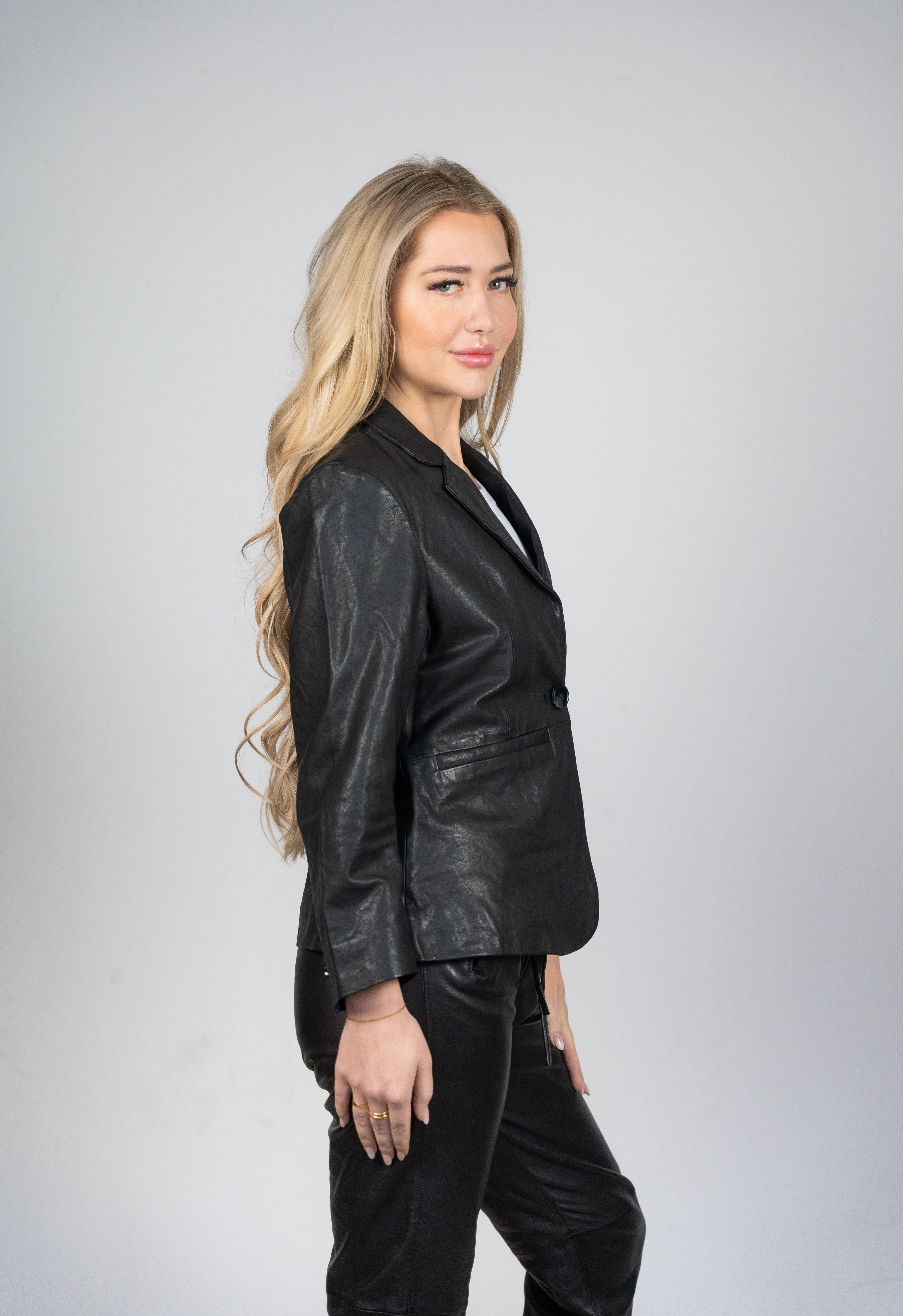 Color 100 - 2 - Rubi_Black_Side.jpg