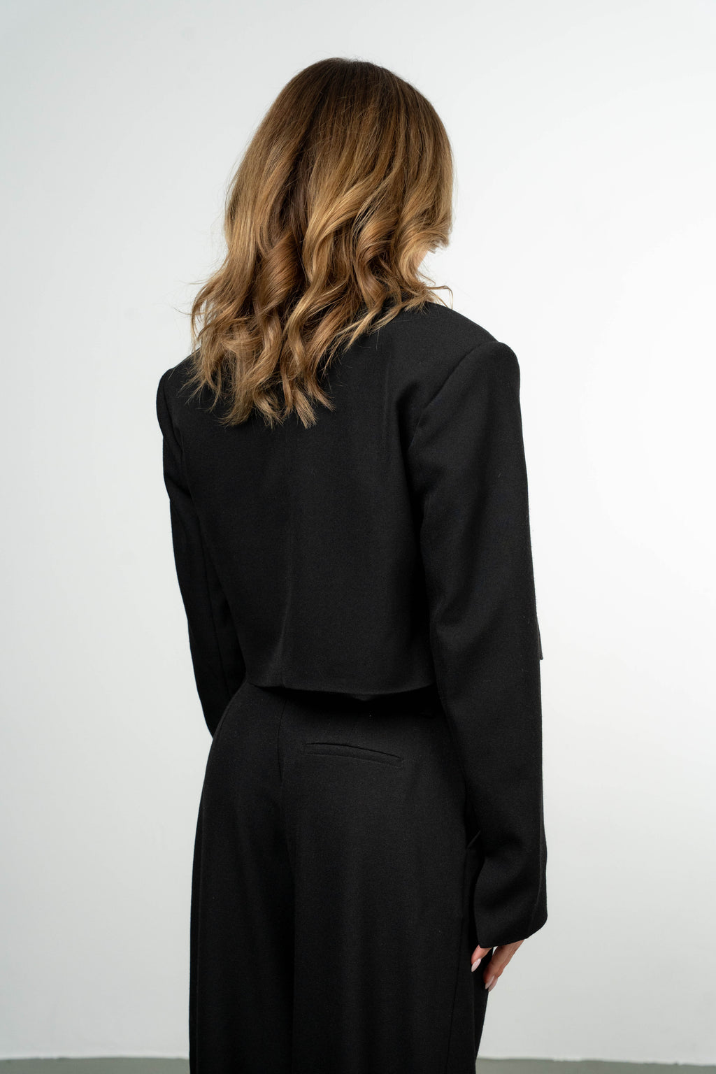 Color 100 - 3 - Ruki_black_back.jpg