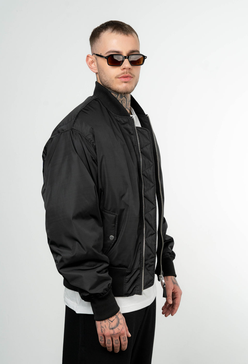 Color 100 - 2 - Vardan_black_side.jpg