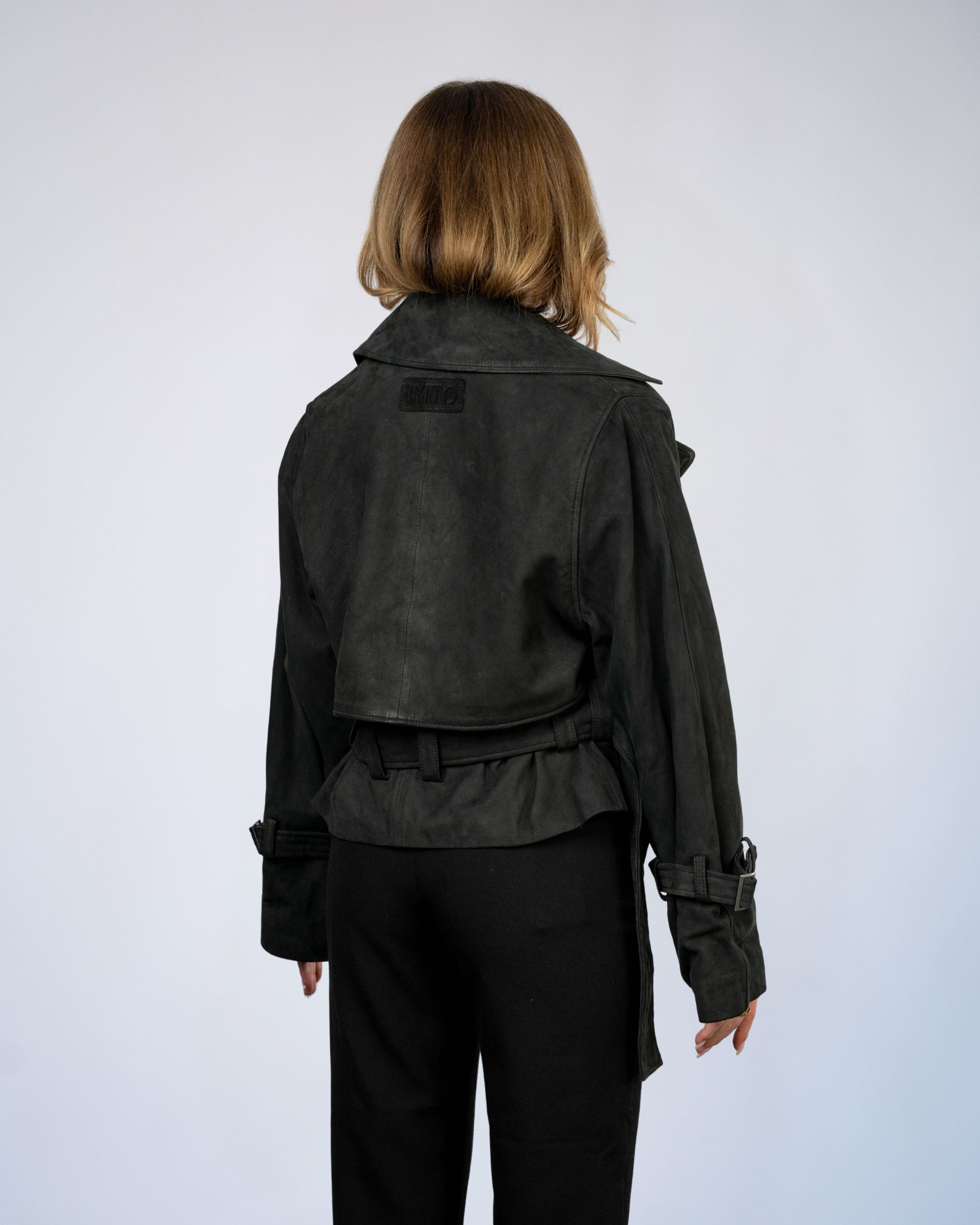 Color 100 - 3 - Yoana_black_back.jpg