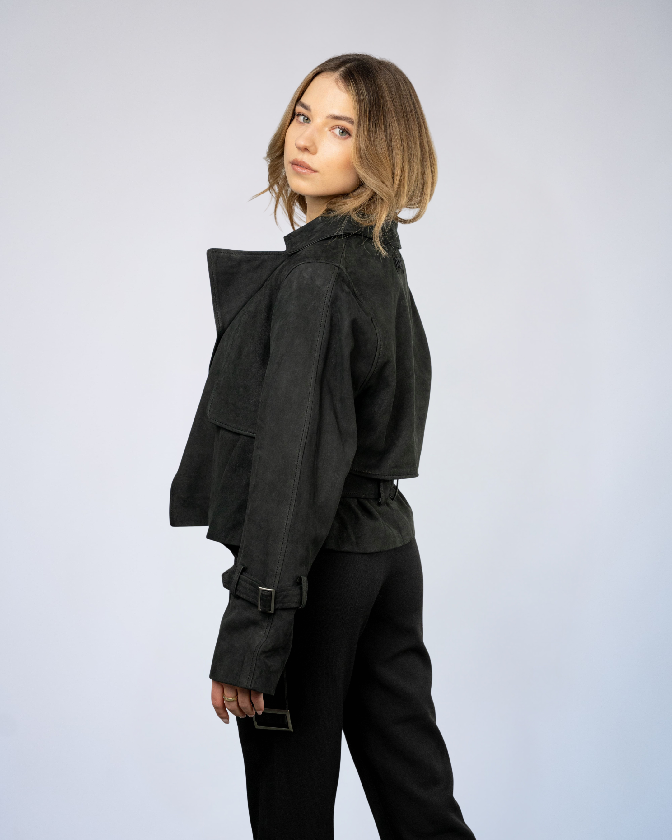 Color 100 - 2 - Yoana_black_side.jpg