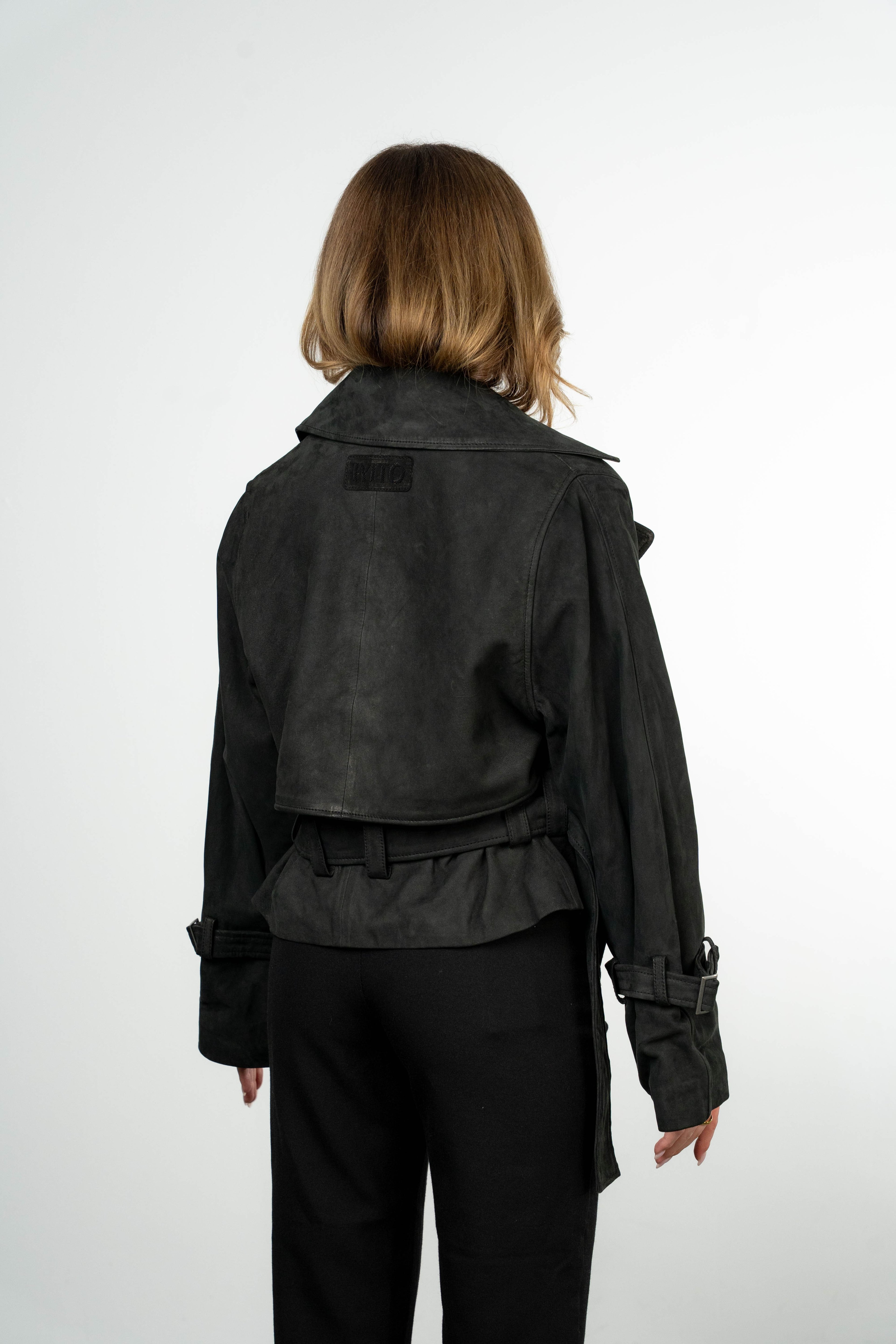 Color 100 - 3 - Yoana_black_back.jpg