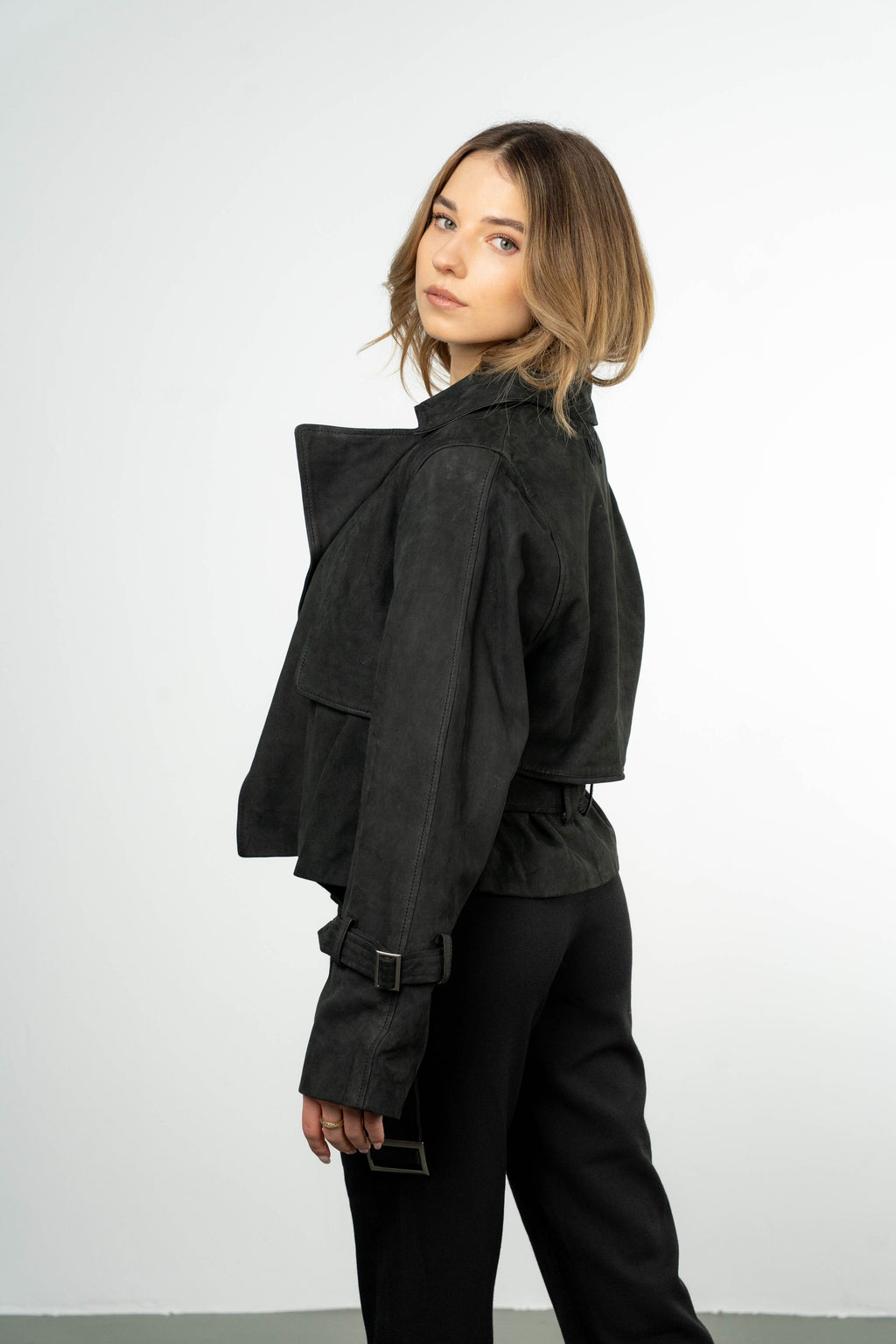 Color 100 - 2 - Yoana_black_side.jpg